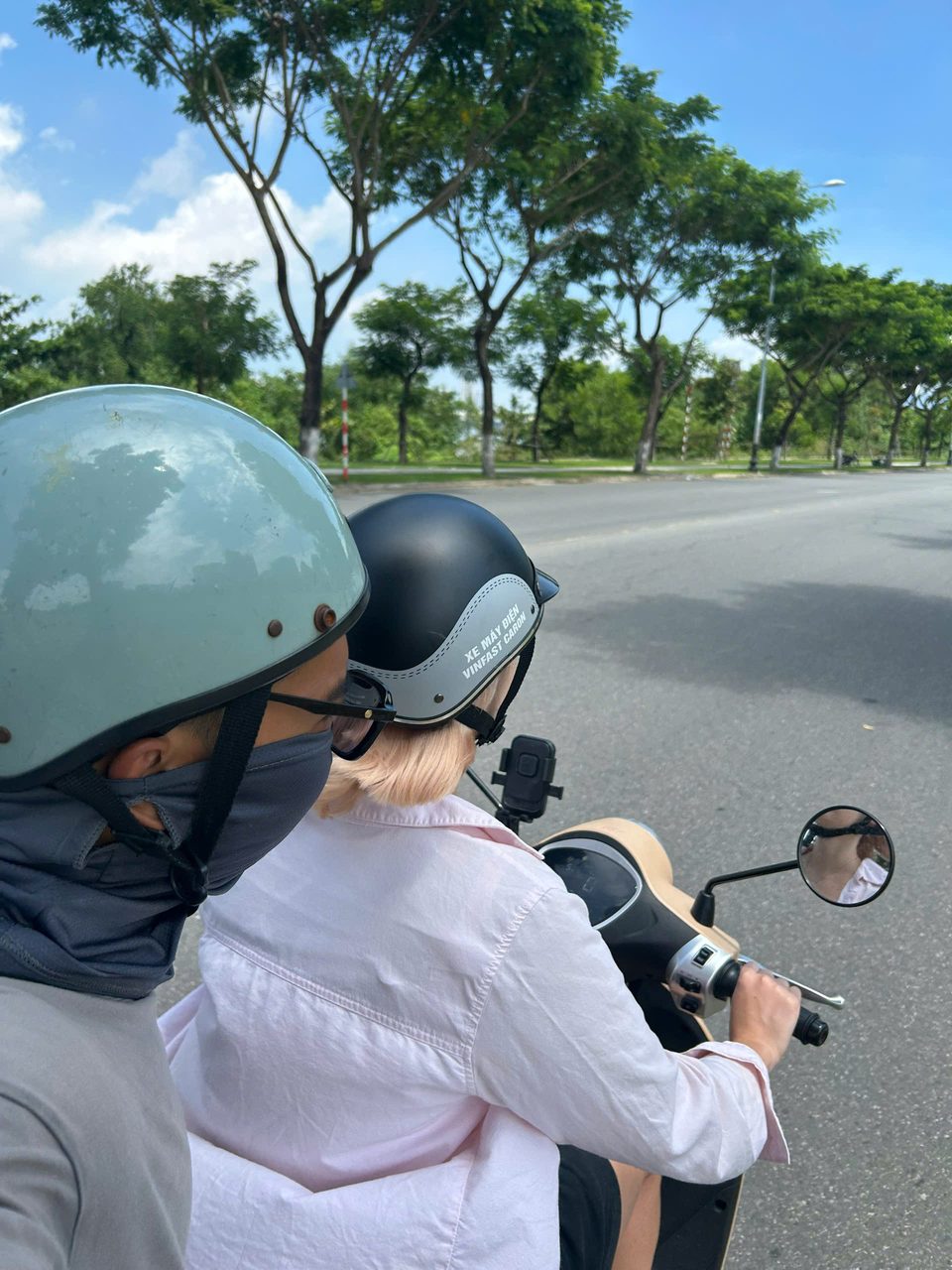 Góc nhìn từ yên xe: đồng hồ pin và con đường mở